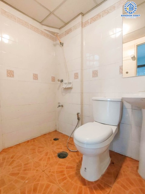 ทาวน์เฮ้าส์มือสองย่านนนทบุรี ม.นันทนาการ์เด้นท์ 1 ท่าอิฐ หลังมุม! บนเนื้อที่ 27.5 ตร.ว. ฟังก์ชัน 2 ห้องนอน 2 ห้องน้ำ 1 ที่จอดรถ แถมฟรี! 1 เครื่องทำน้ำอุ่น บ้านสวย ทำเลดีมาก เชื่อมต่อถ.ราชพฤกษ์, ถ.รัตนาธิเบศร์ ใกล้รถไฟฟ้าสายสีม่วง "สถานีบางรักน้อยท่าอิฐ" และทางด่วน "งามวงศ์วาน"